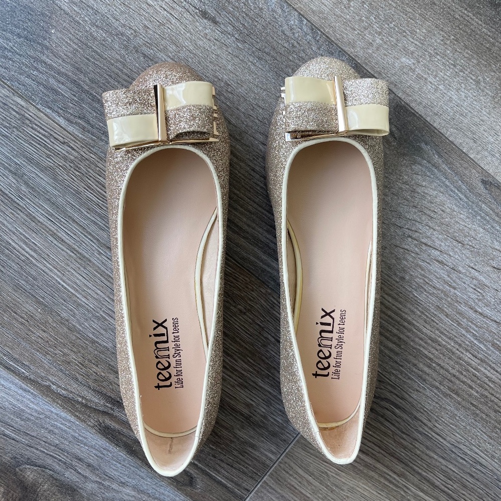 NWOT. Teenmix Women's Glitter Dress Flats with Bow Detail. Color: Champagne. 6.5